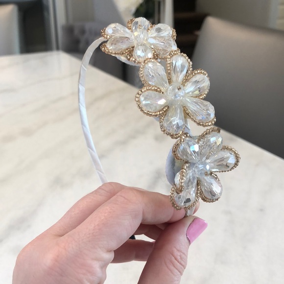 Pretty white jewels and beaded flowers headband main image 6